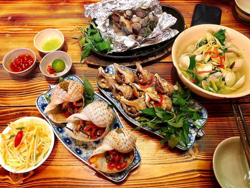 Seafood lovers can enjoy grilled scallops, sea urchin porridge, and more
